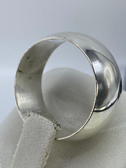 Anillo puesto en mano mostrando el brillo del pulido