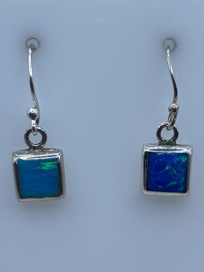 Par de aretes de plata 925 con opalo de fuego azul, cuadrados minimalistas