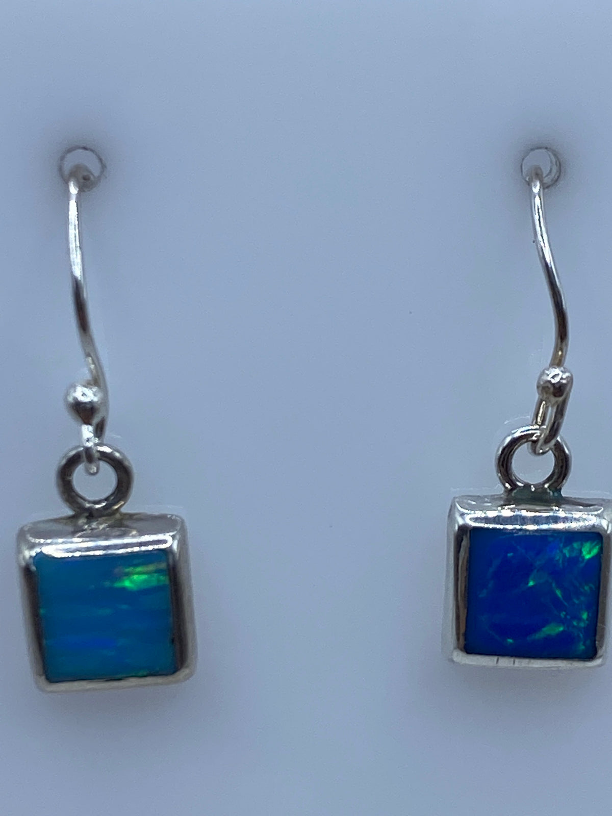 Detalle del engaste a mano del opalo azul en plata pulida
