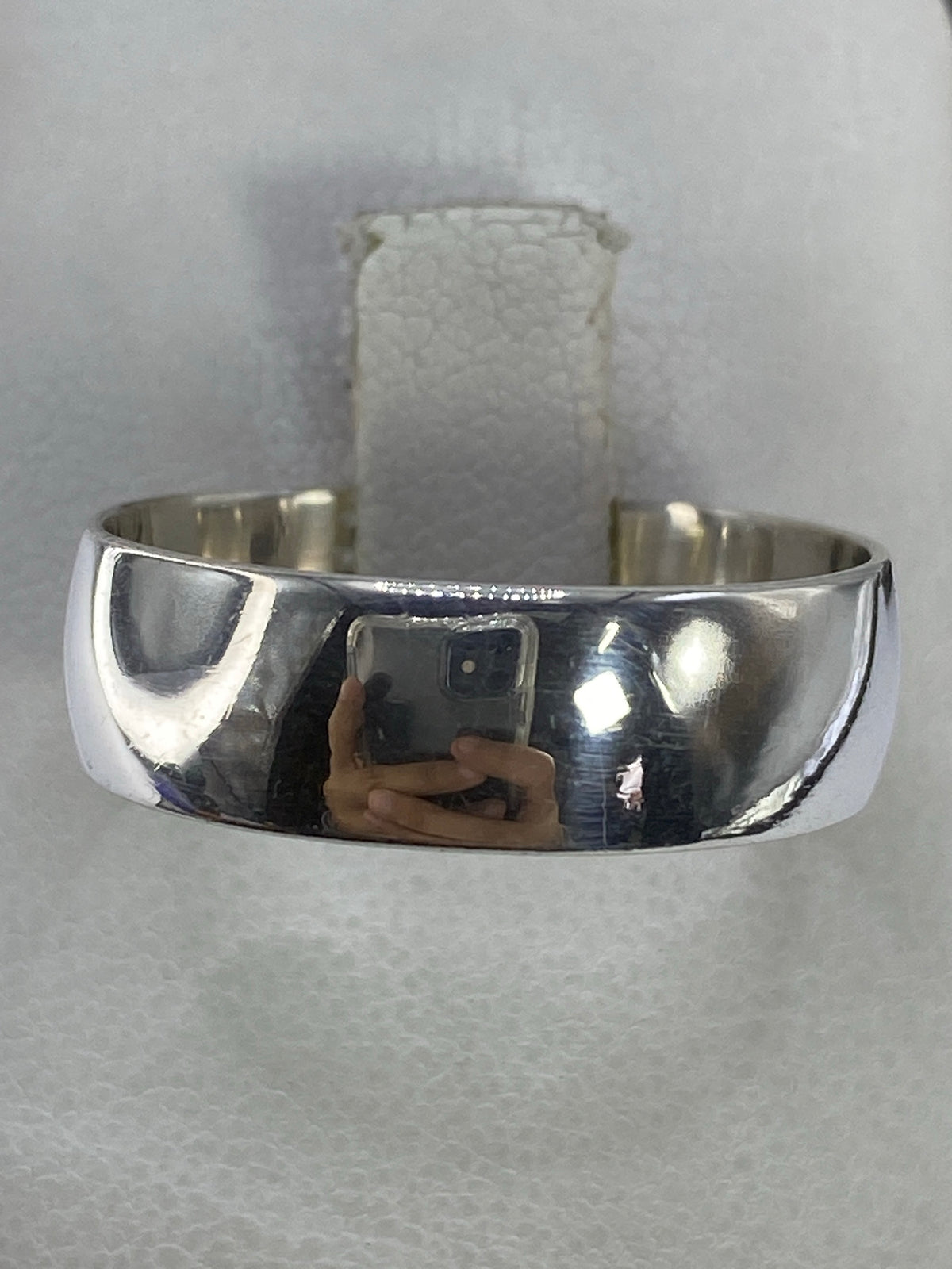 Anillo de plata 925 minimalista con acabado pulido, fotografía frontal
