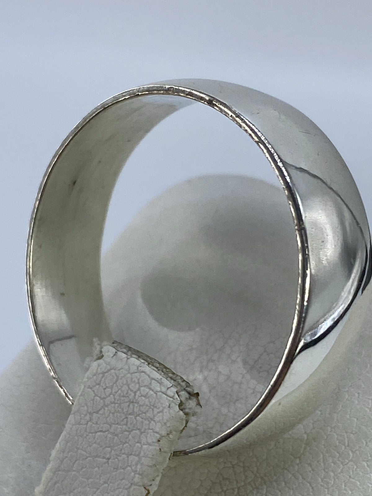 Anillo puesto en mano, demostrando el brillo y la versatilidad