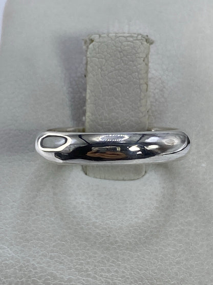 Anillo de plata 925 pulido con acabado espejo en la mano de un hombre