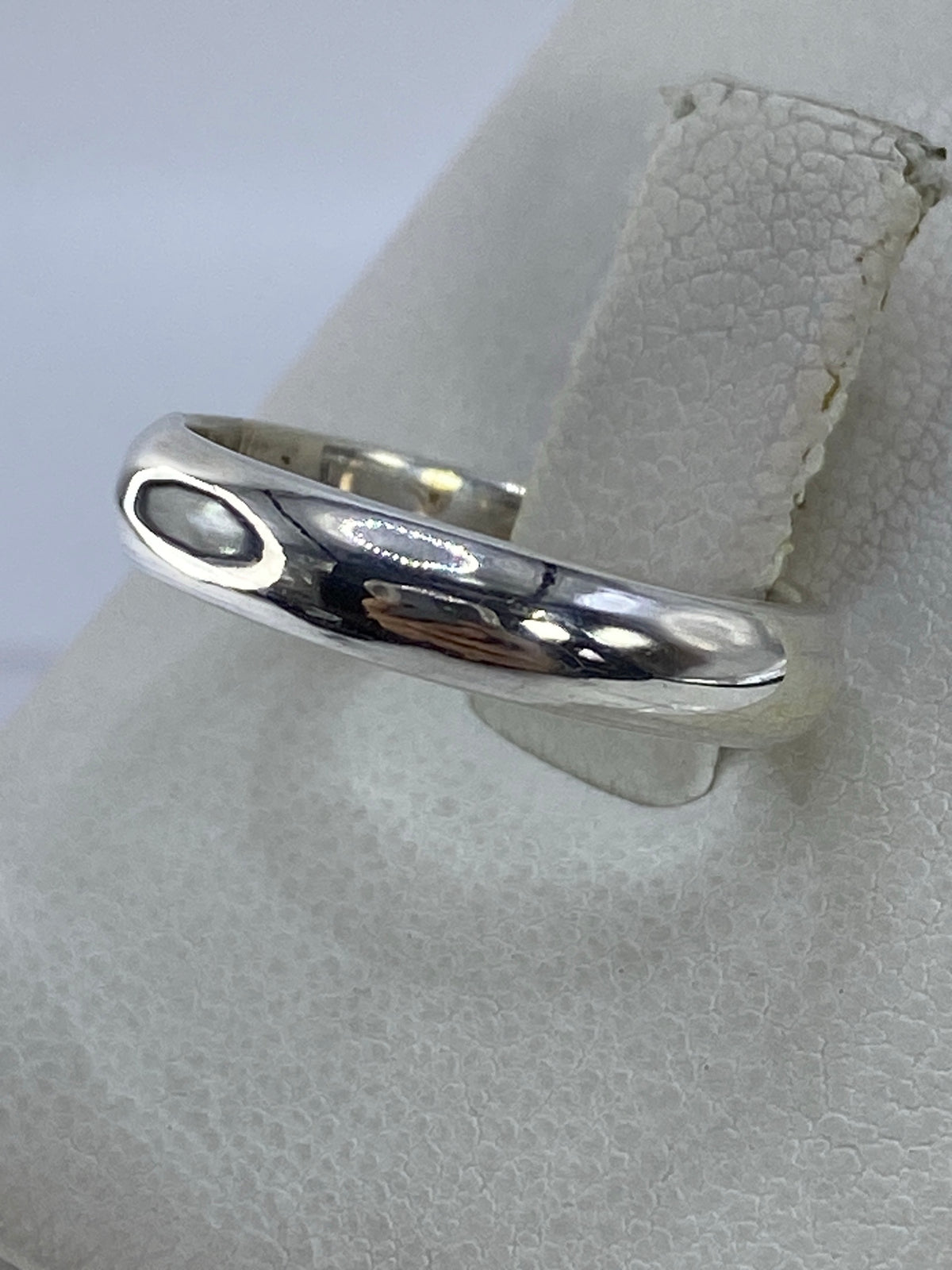 Vista superior del anillo minimalista de plata pura con marca 925