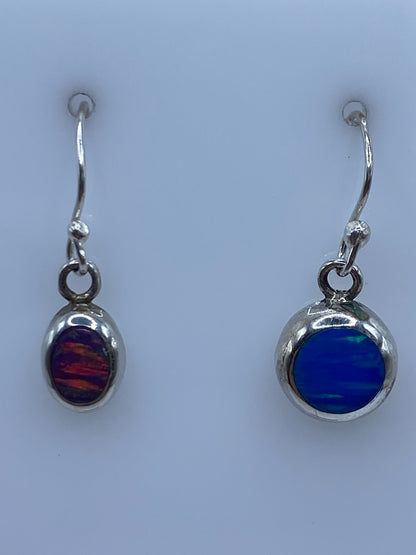 Par de aretes de plata con ópalo de fuego multicolor en posición vertical