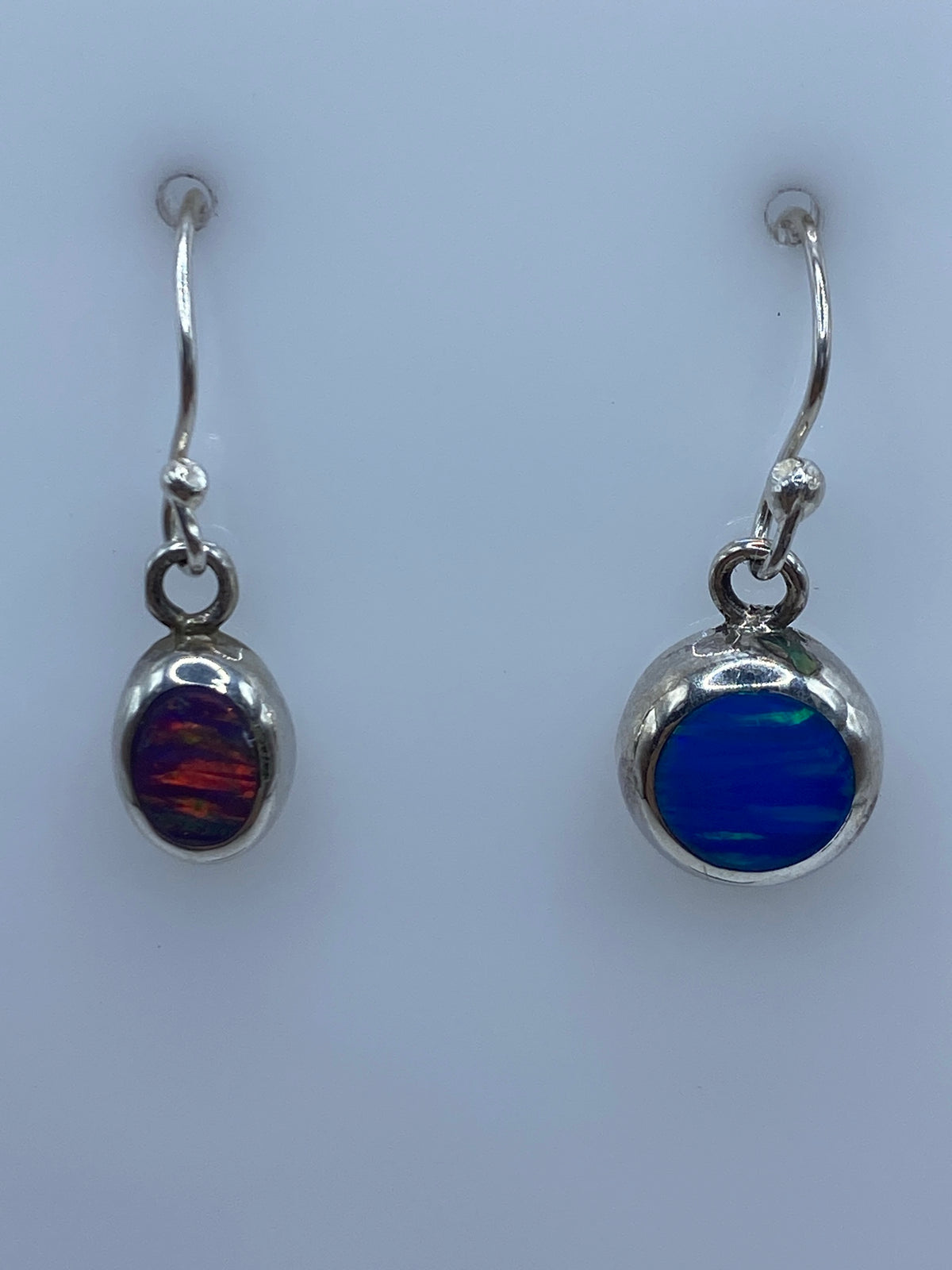 Detalle del ópalo de fuego mostrando sus reflejos multicolor y el engaste de plata