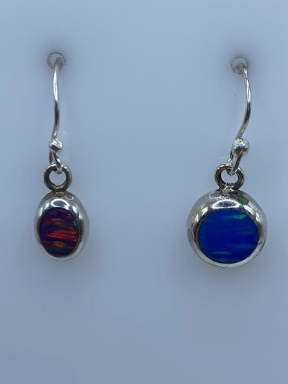 Detalle del ópalo de fuego mostrando sus reflejos multicolor y el engaste de plata