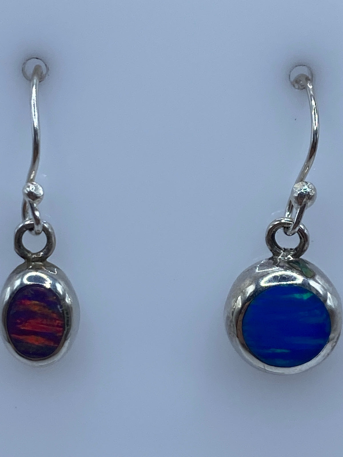 Aretes sobre regla mostrando 2.2 cm de largo total