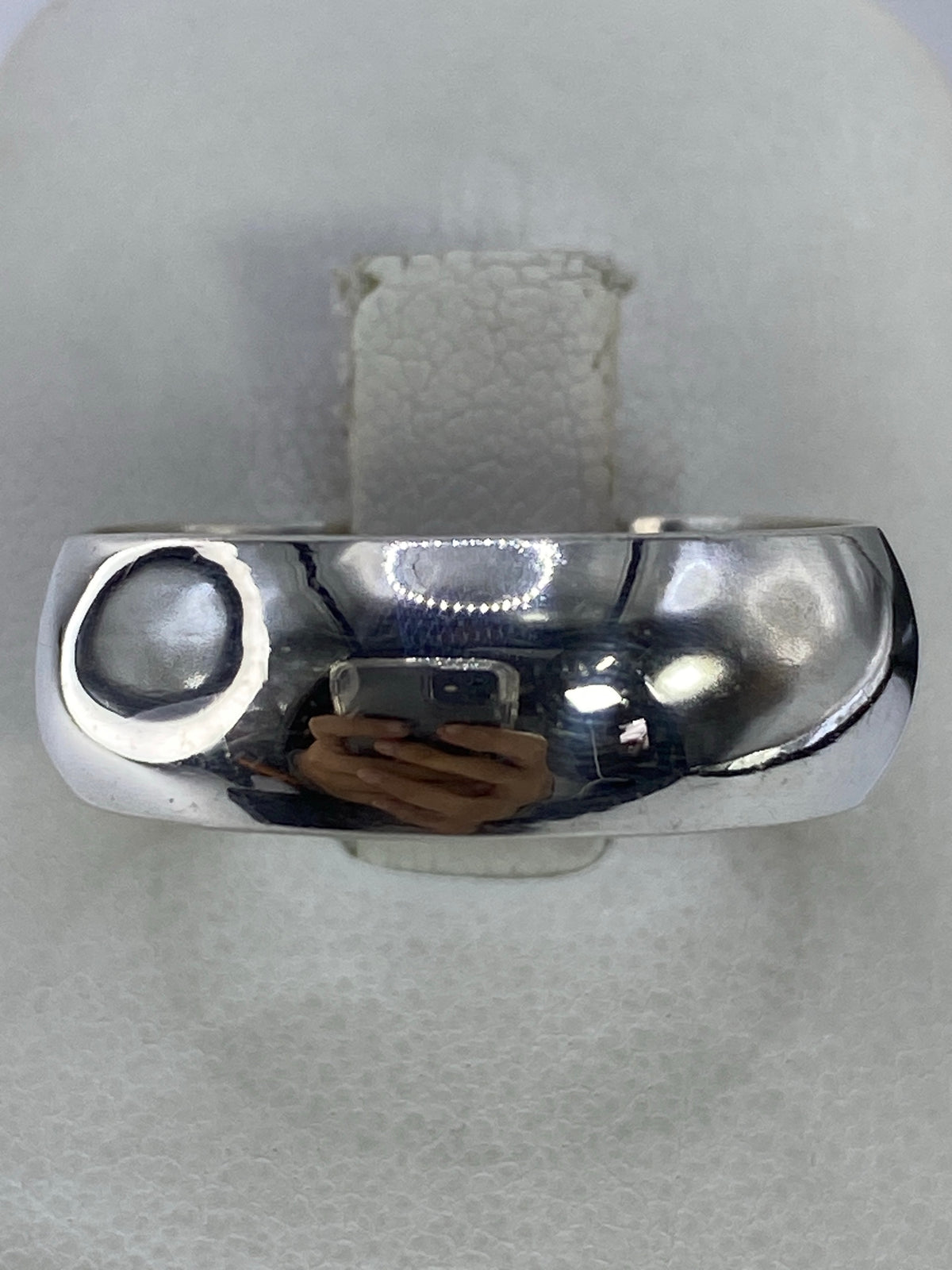 Anillo de plata lisa en talla 12, vista frontal con pulido brillante
