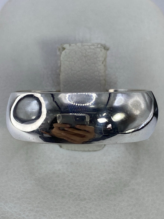 Anillo de plata lisa en talla 12, vista frontal con pulido brillante