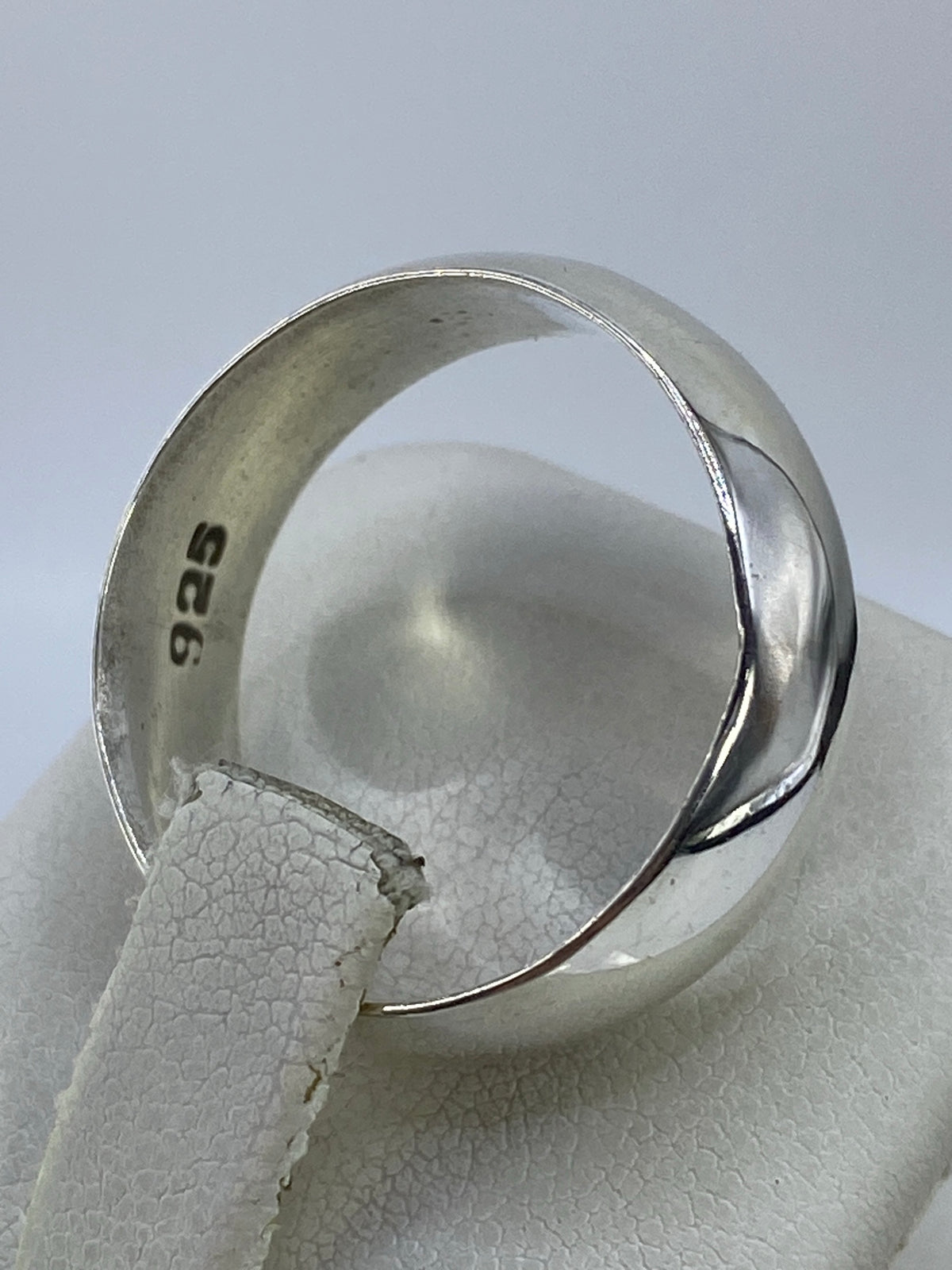 Vista lateral del anillo liso de plata pura