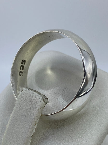 Vista lateral del anillo liso de plata pura