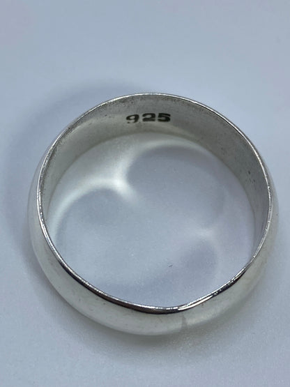 Anillo sobre fondo blanco destacando el grosor y brillo de la plata
