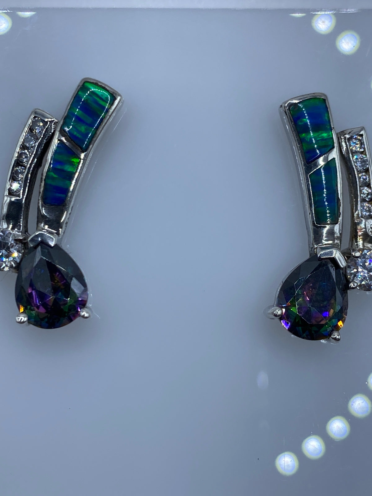 Aretes de plata 925 con ópalo de fuego azul, vista frontal del par