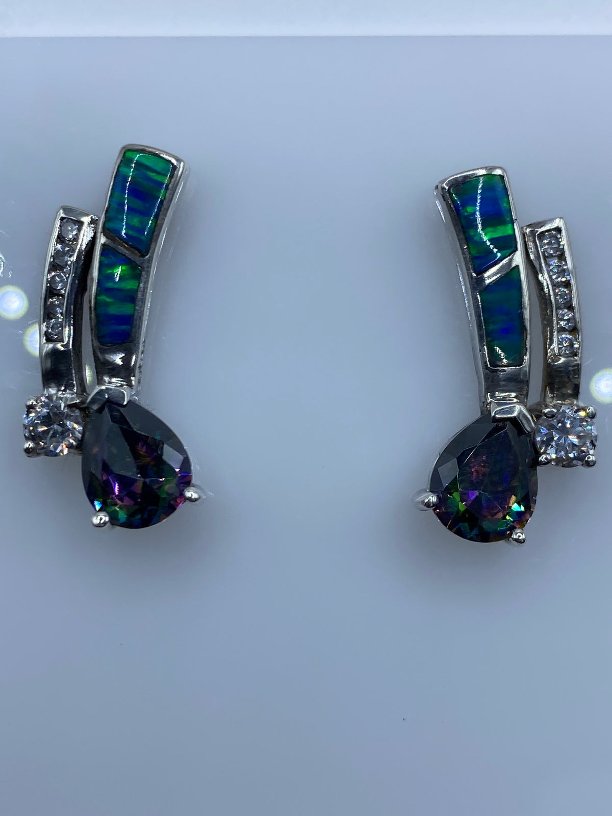 Aretes sobre regla métrica mostrando el largo de 2.3 cm