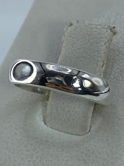 Vista frontal del anillo band de plata lisos sin adornos