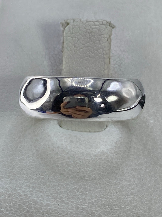 Anillo de plata 925 minimalista pulido en la mano, vista superior