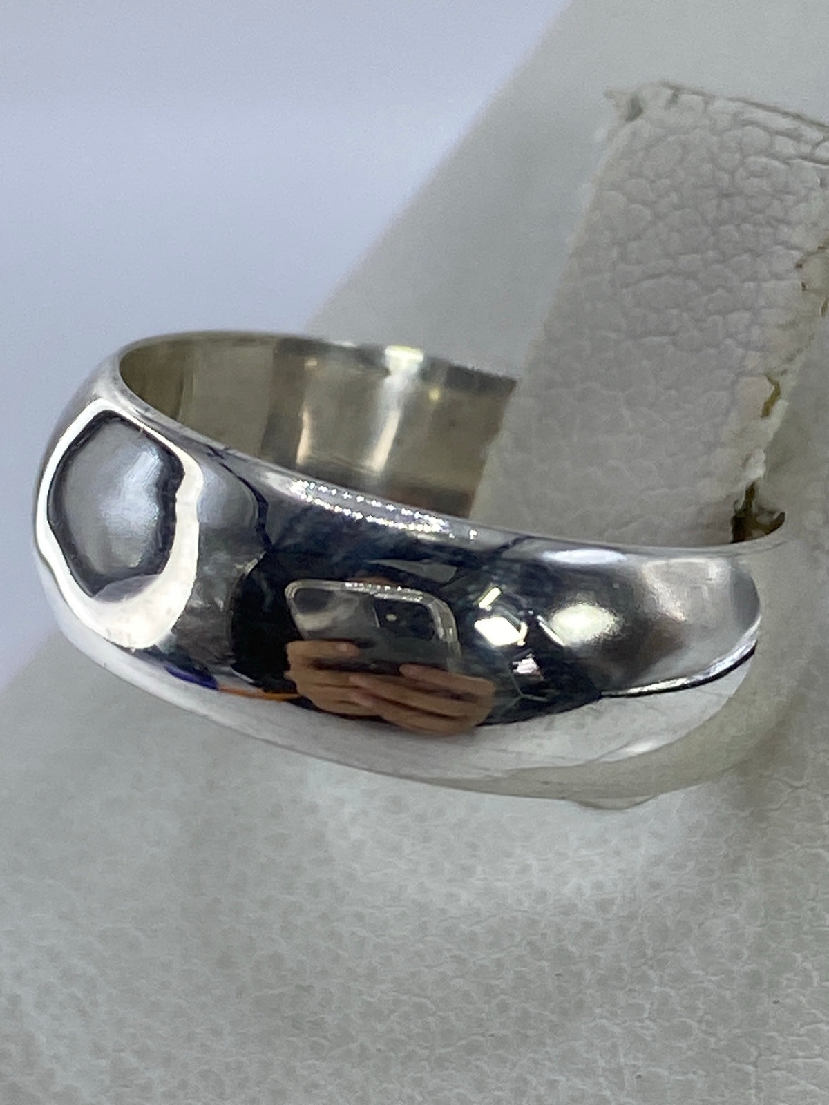 Anillo de plata 925 sobre fondo blanco mostrando el acabado brillante