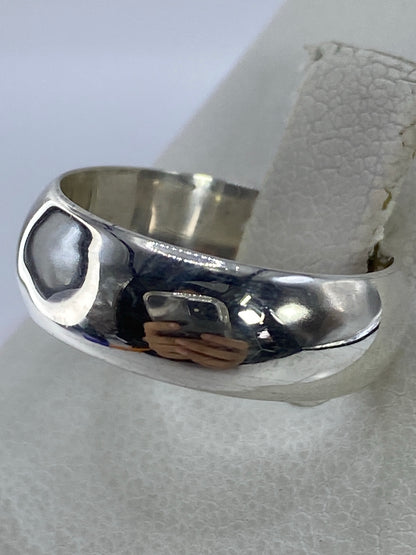 Anillo de plata 925 sobre fondo blanco mostrando el acabado brillante