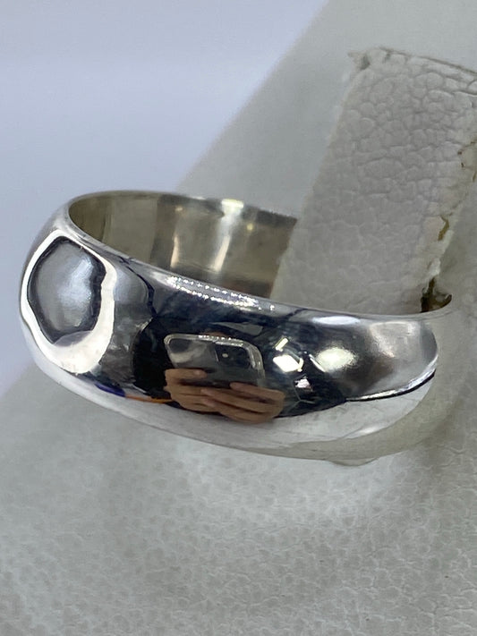 Anillo de plata 925 sobre fondo blanco mostrando el acabado brillante