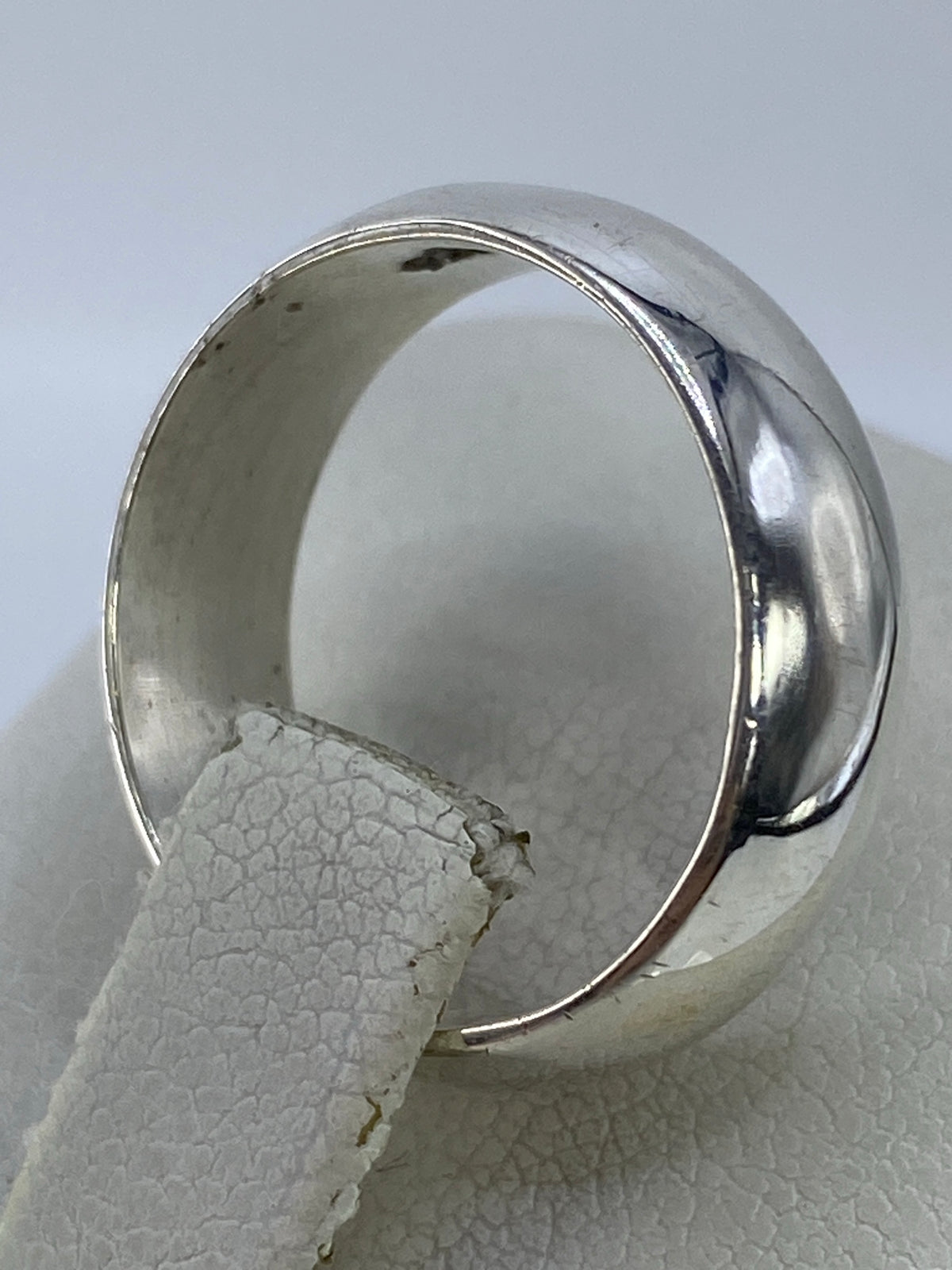 Anillo colocado en dedo mostrando cómo se adapta al uso diario