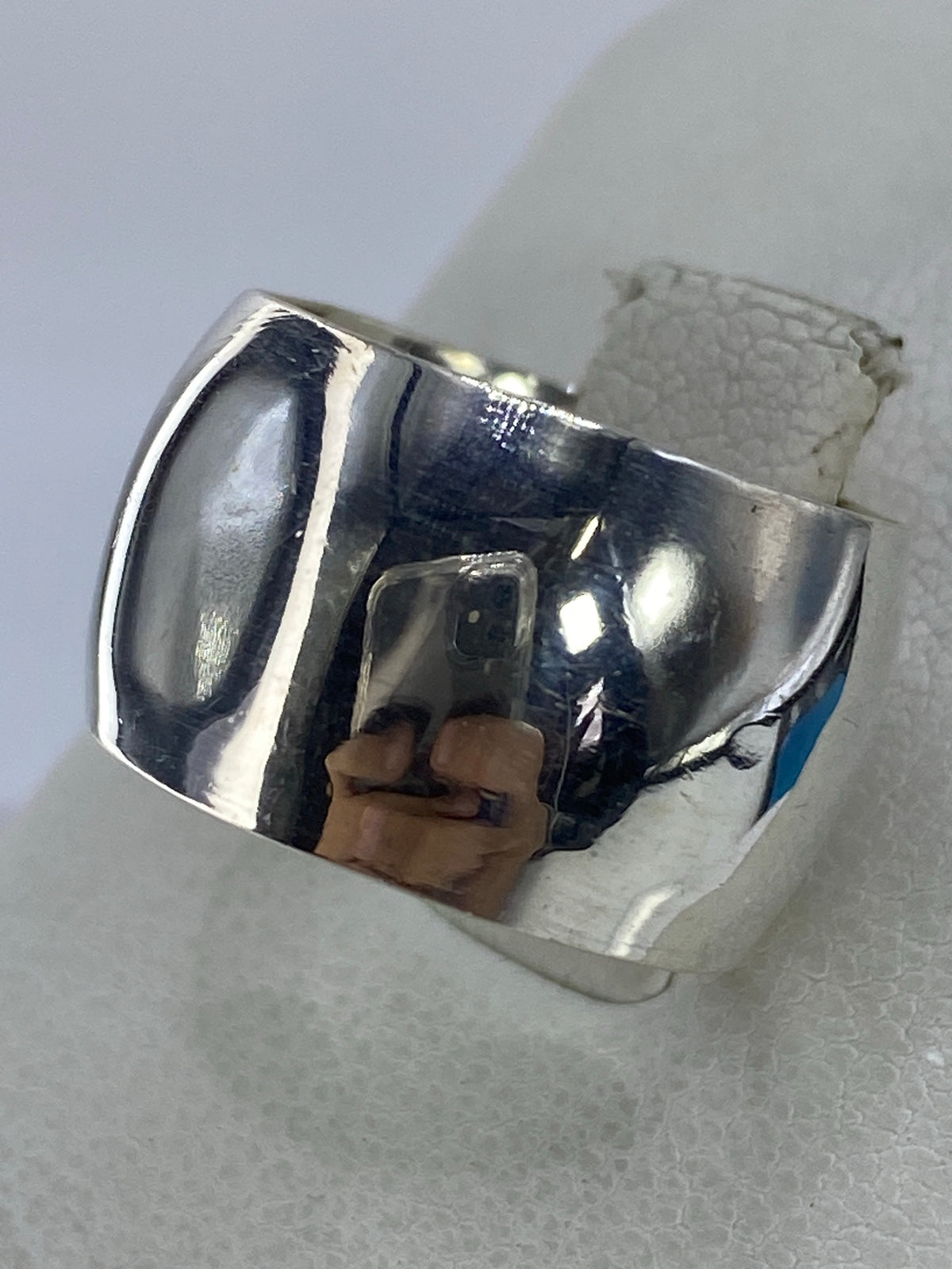Anillo de banda redonda en plata pura, puesto en el dedo índice