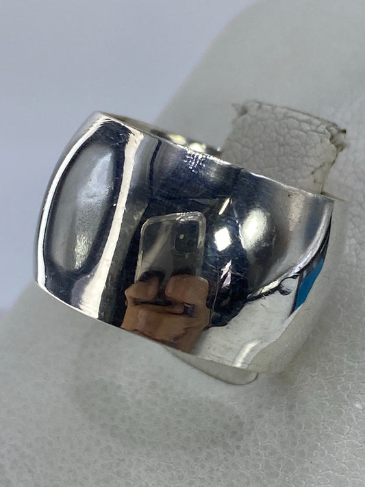 Anillo de banda redonda en plata pura, puesto en el dedo índice