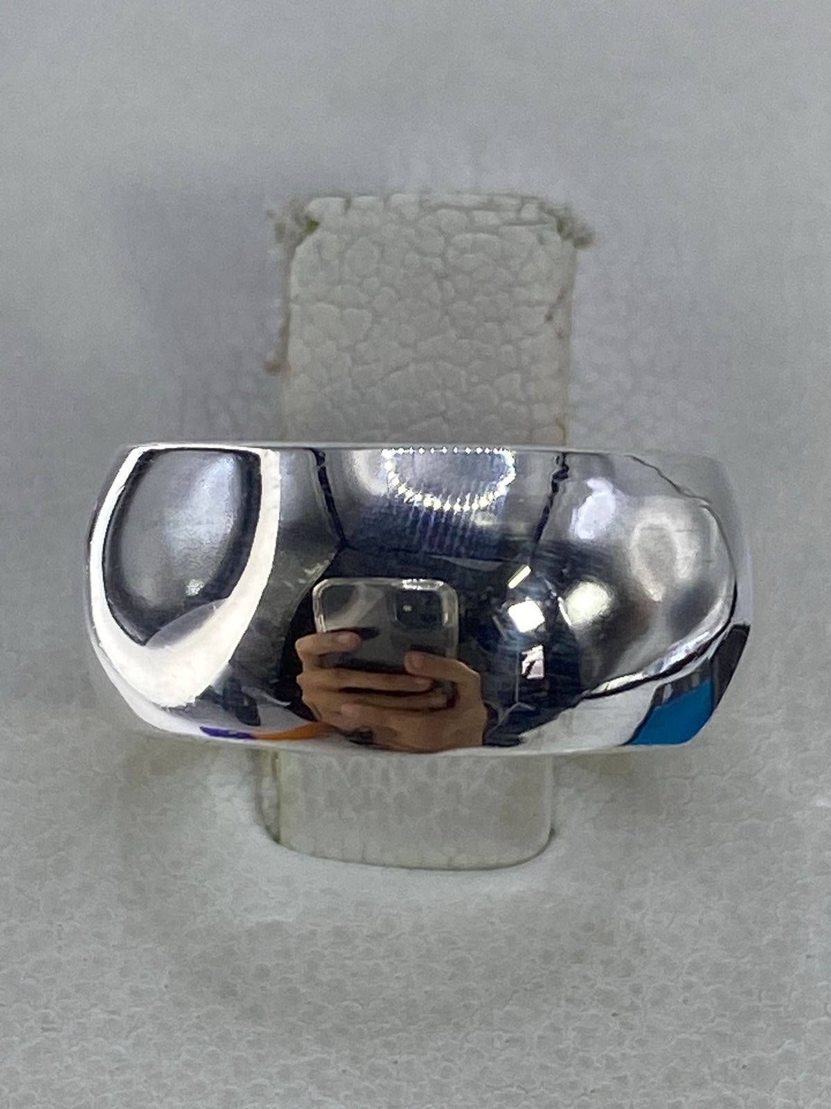 Anillo de plata 925 pulido, banda lisa minimalista en la mano