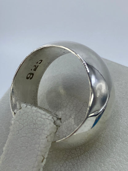 Anillo de plata sin piedras, vista frontal, diseño sencillo