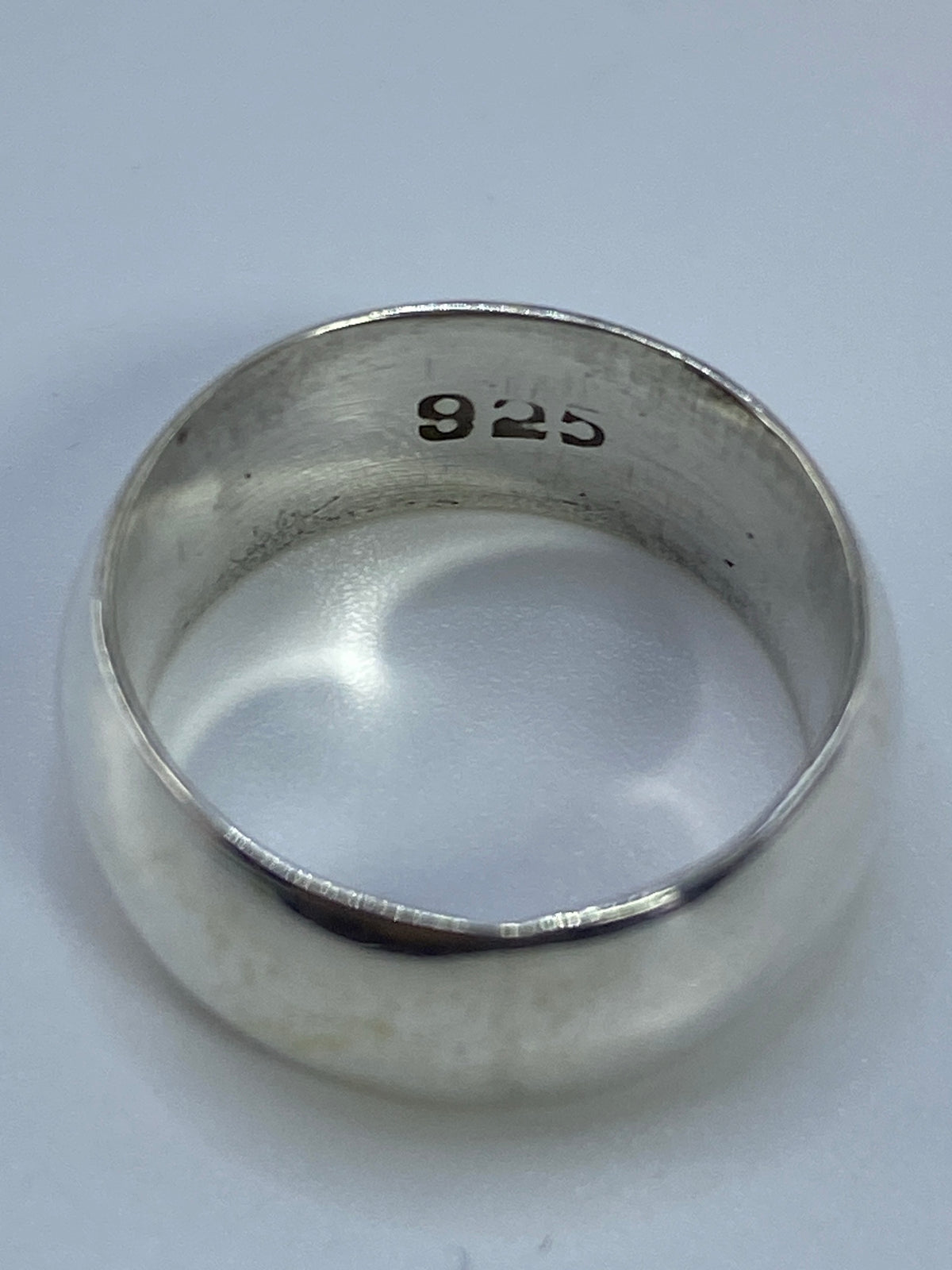 Anillo sobre fondo blanco mostrando el acabado brillante