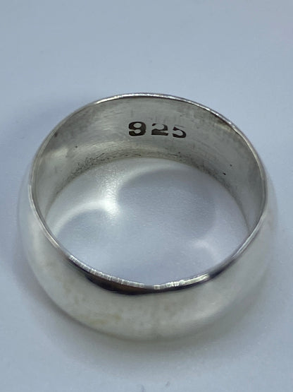 Anillo sobre fondo blanco mostrando el acabado brillante