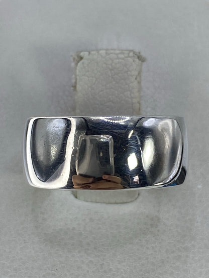 Anillo de plata lisa 925 sobre fondo gris, vista frontal del pulido espejo