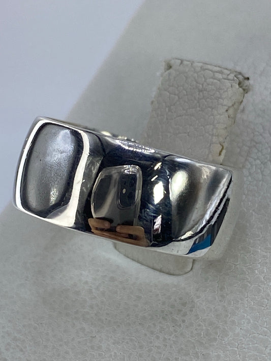 Detalle del anillo de plata pura mostrando el acabado liso y brillante