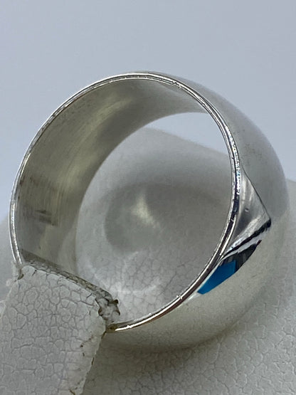 Anillo de plata minimalista en la mano, talla 7, uso diario