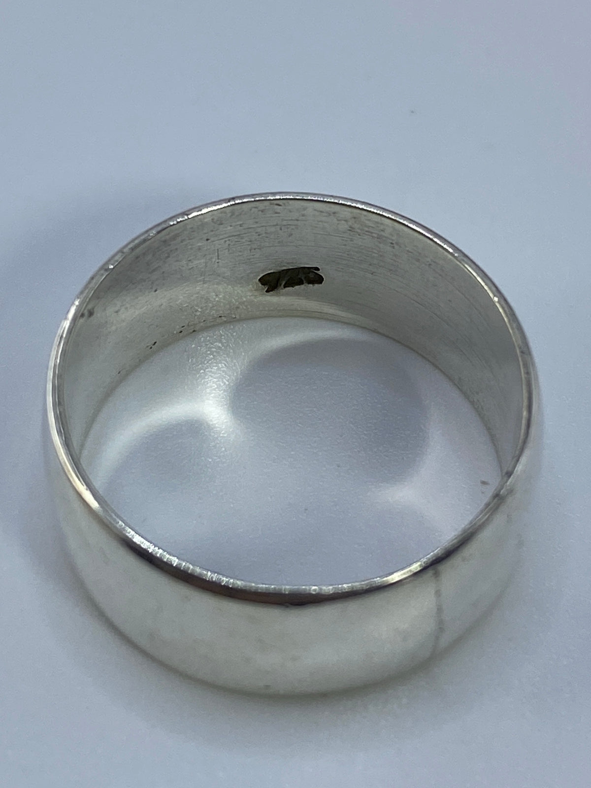 Marca del Quinto 925 grabada en el interior del anillo de plata