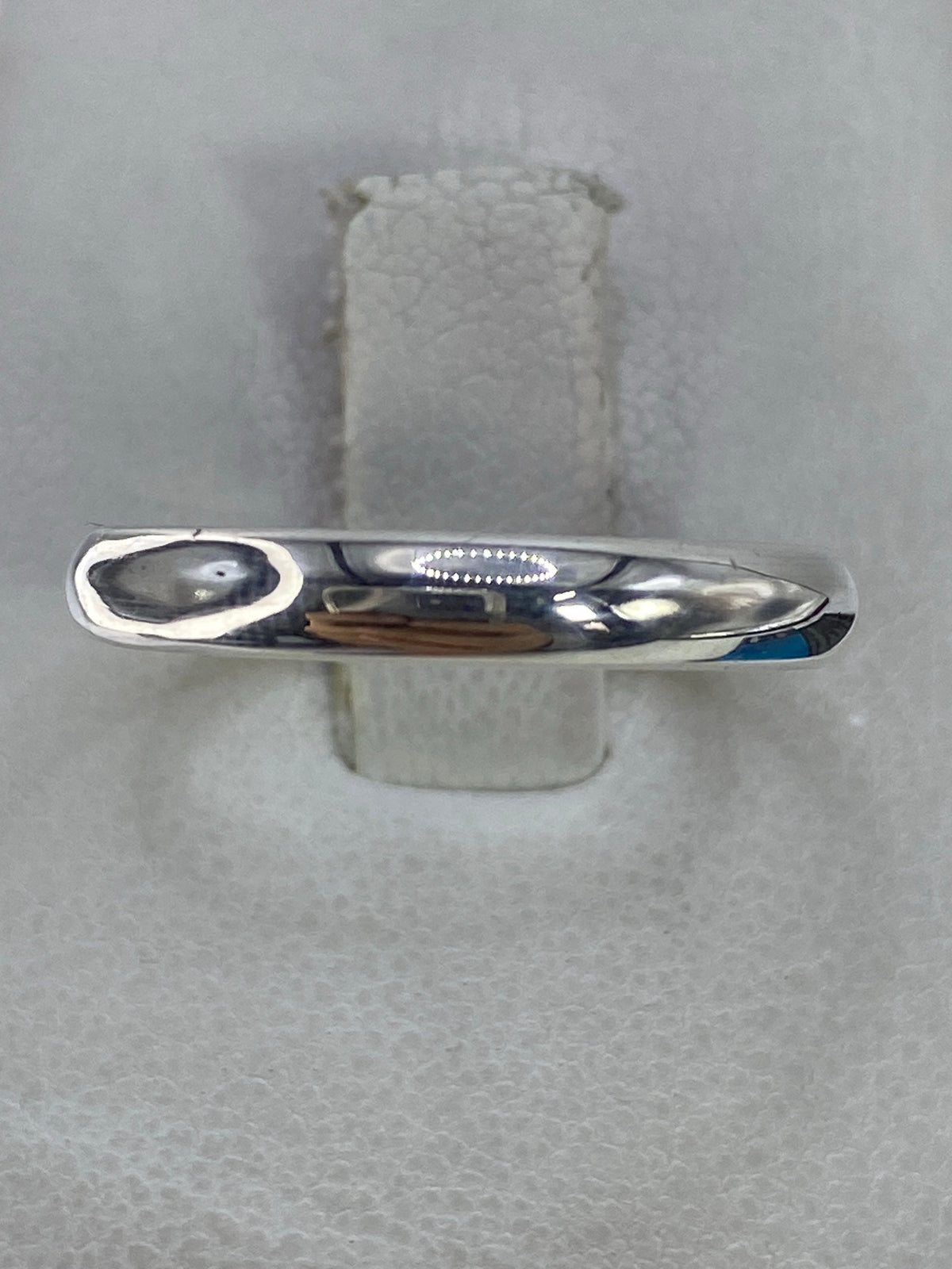 Anillo de plata 925 minimalista pulido en dedo de mujer