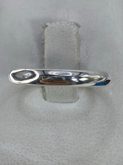 Anillo de plata 925 minimalista pulido en dedo de mujer