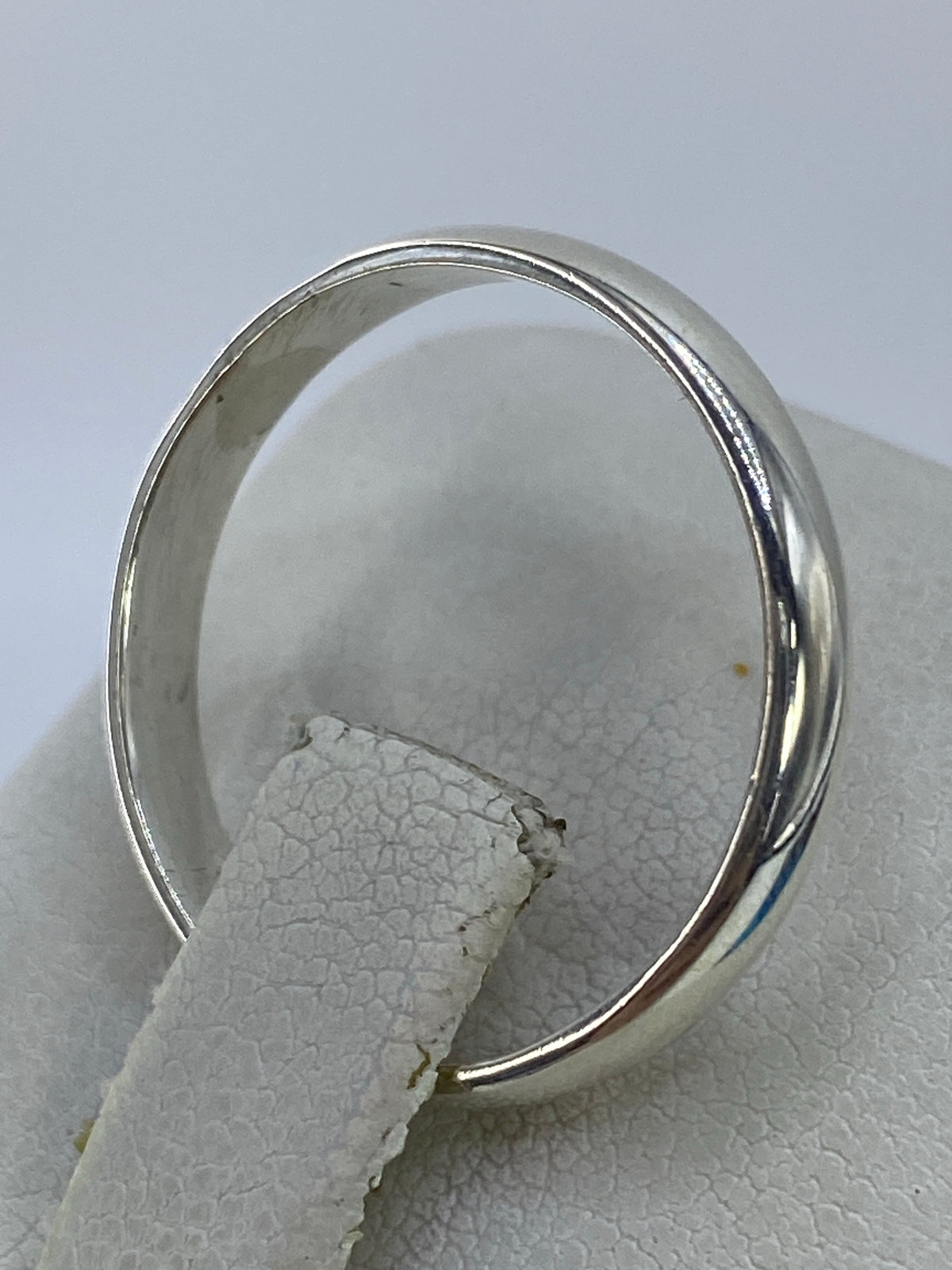 Anillo minimalista mostrando el acabado pulido espejo