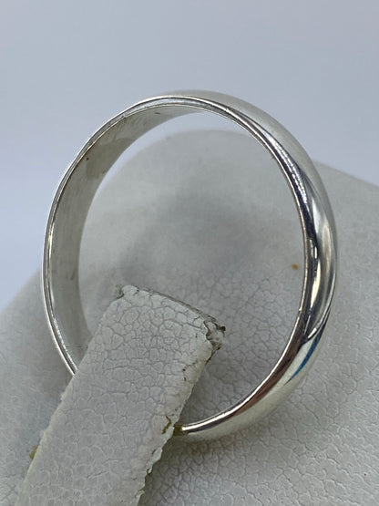 Anillo minimalista mostrando el acabado pulido espejo