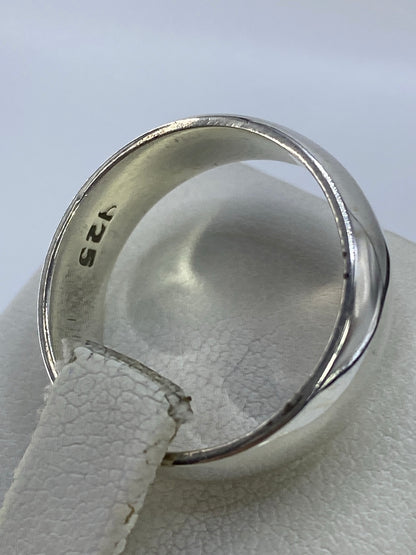 Banda de plata pulida vista desde arriba, diseño minimalista sin piedra