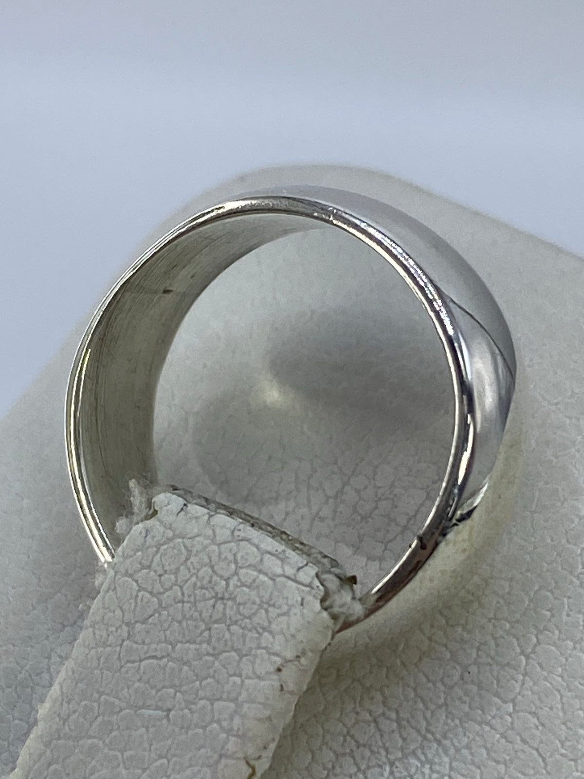 Anillo en la mano mostrando proporción y brillo de la plata pura