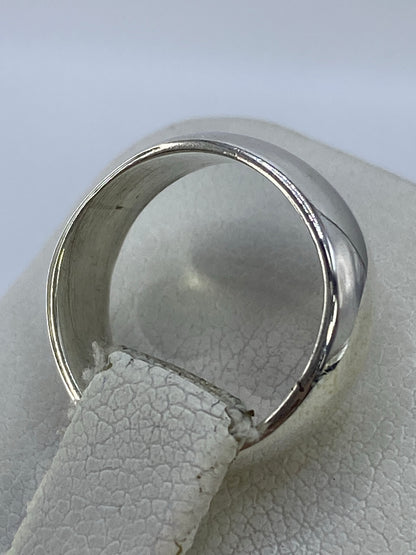 Anillo en la mano mostrando proporción y brillo de la plata pura