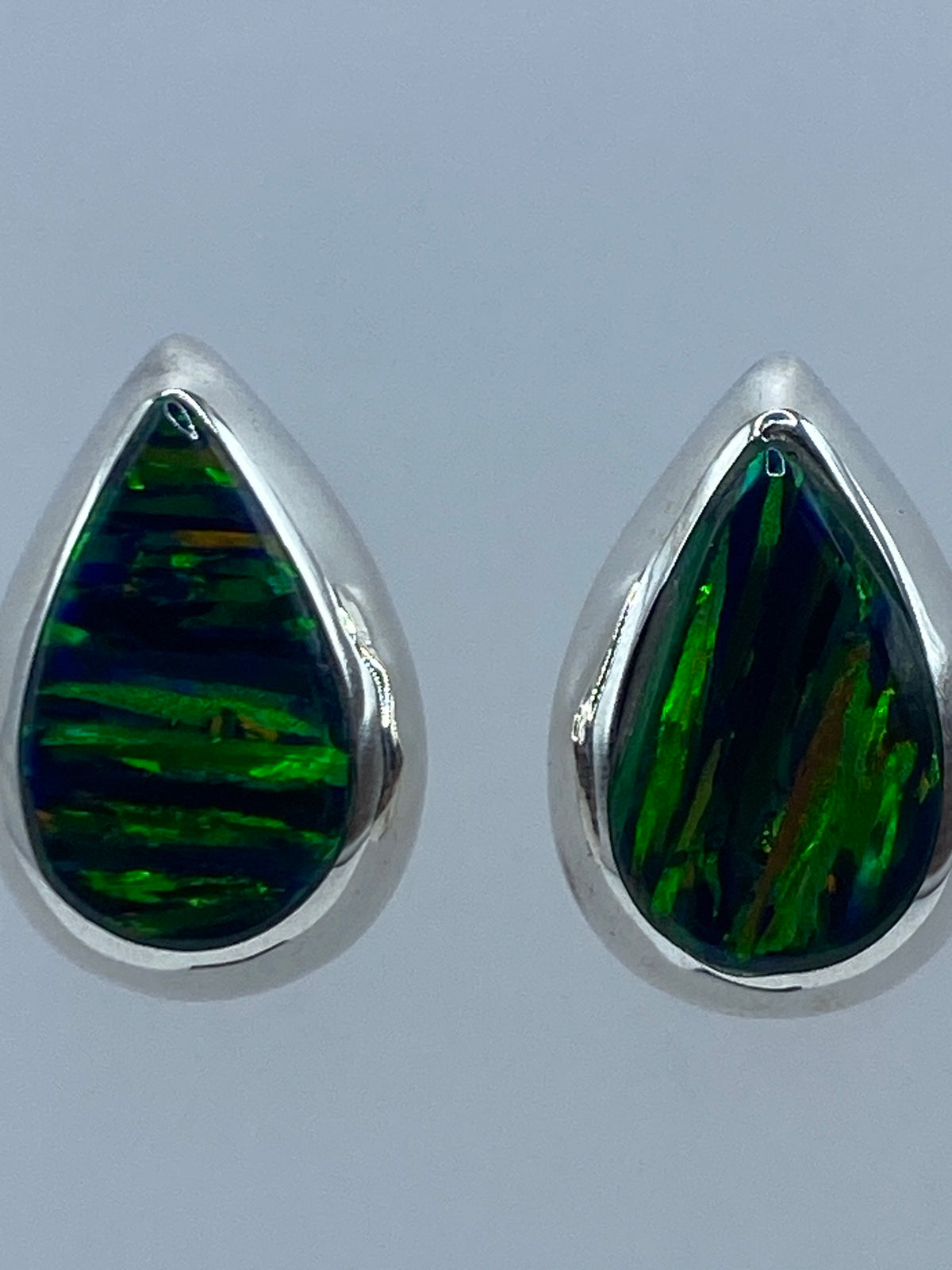 Aretes de plata 925 con opalo verde en vista lateral sobre regla de medición, largo 2 cm