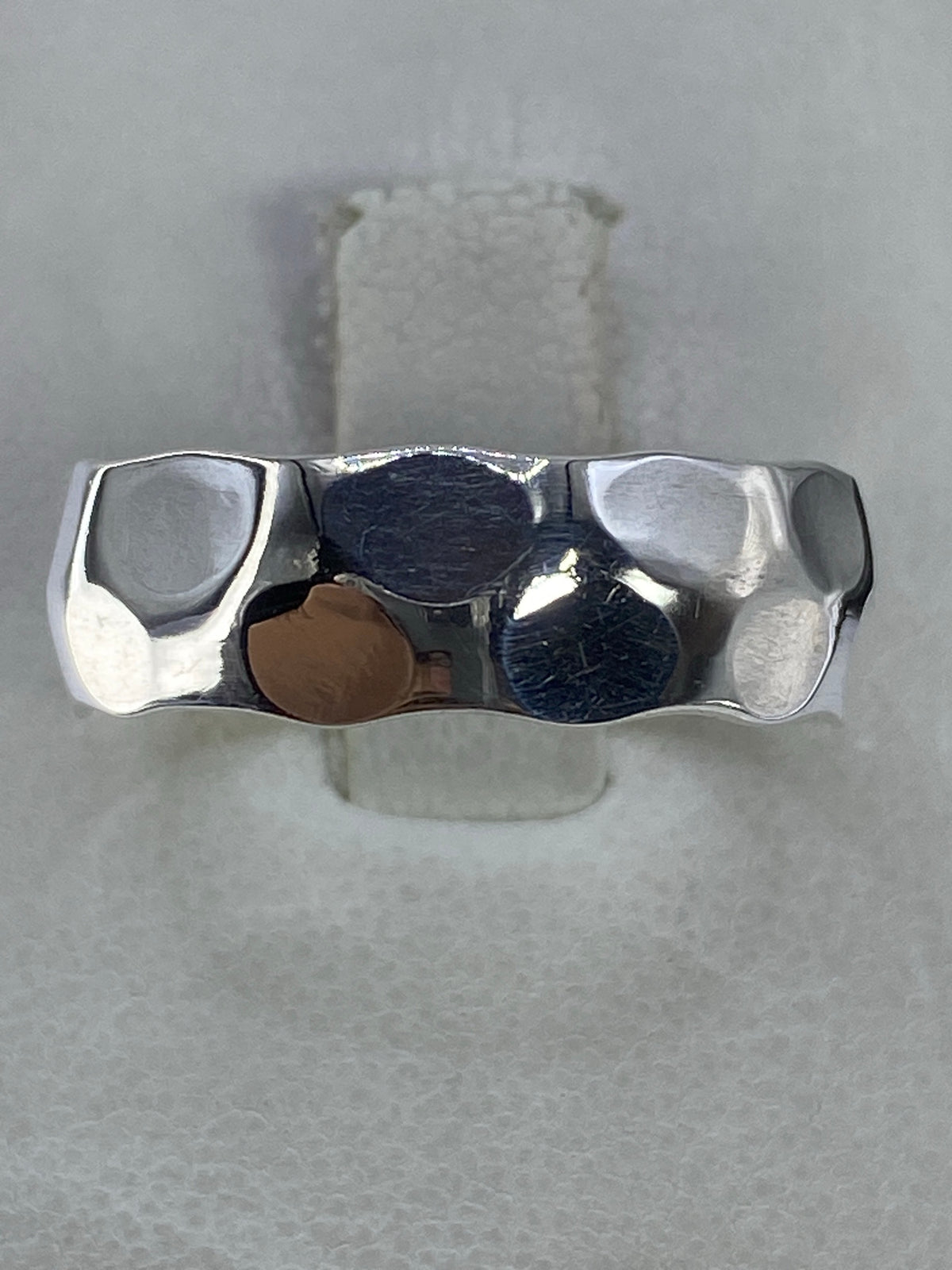 Anillo de plata 925 minimalista en talla 10, vista frontal sobre fondo blanco
