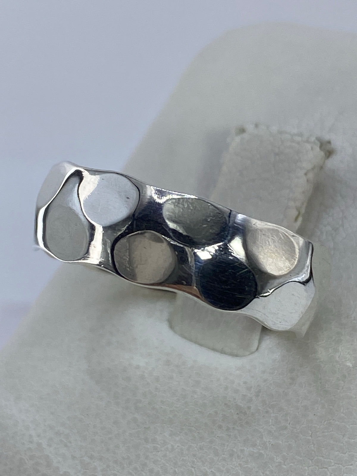 Detalle del acabado pulido y satinado del anillo de plata unisex