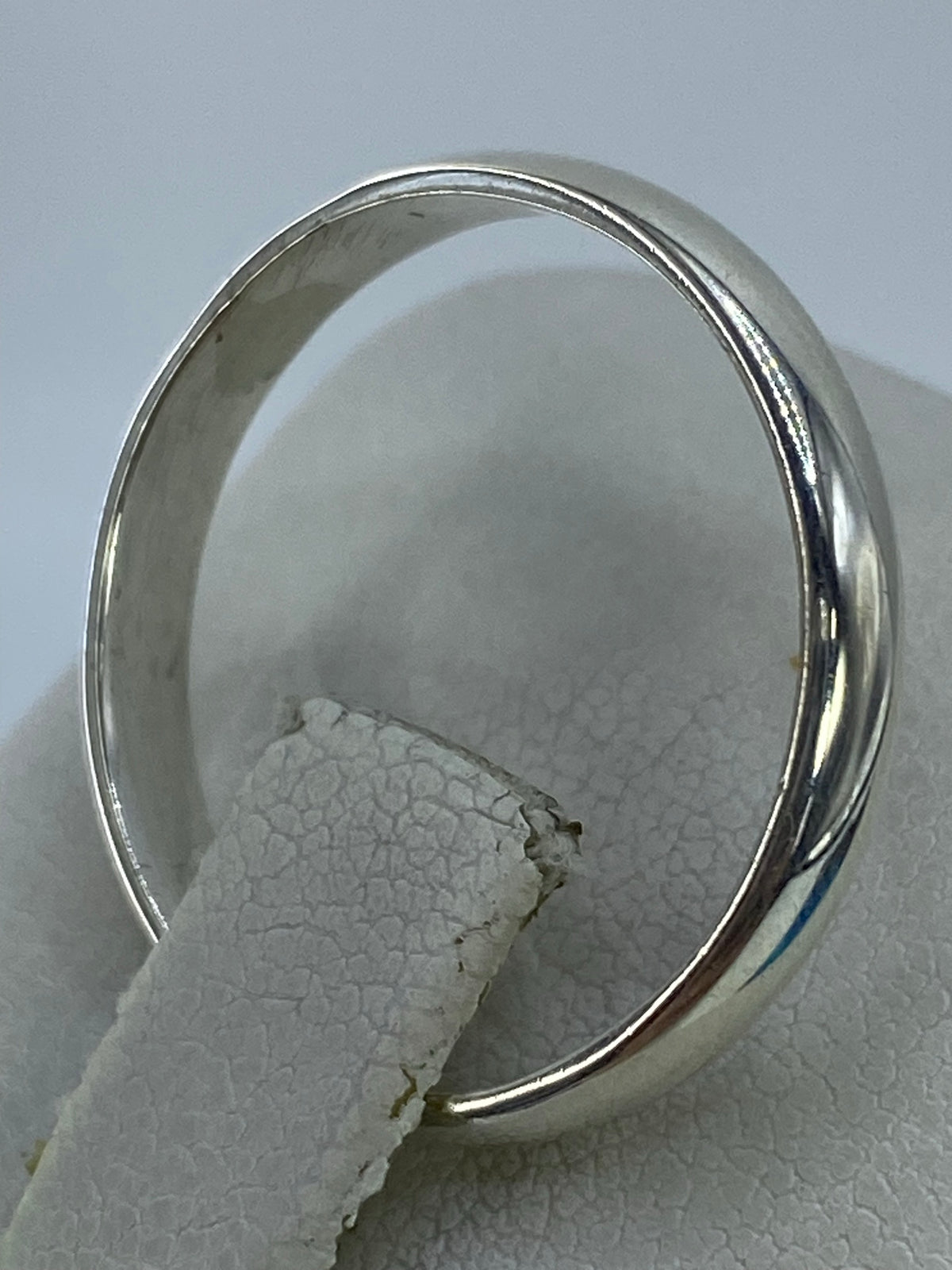 Anillo de plata colocado en el dedo mostrando el ajuste natural