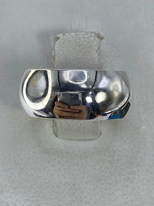 Anillo de plata 925 pulido minimalista visto desde arriba, reflejo espejo en superficie blanca