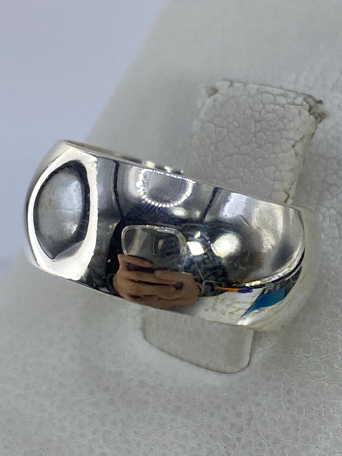 Anillo de plata sin piedra en dedo anular de mujer, mostrando el pulido brillante