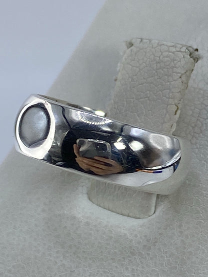 Vista lateral del anillo de plata mostrando el acabado espejo y el Quinto 925