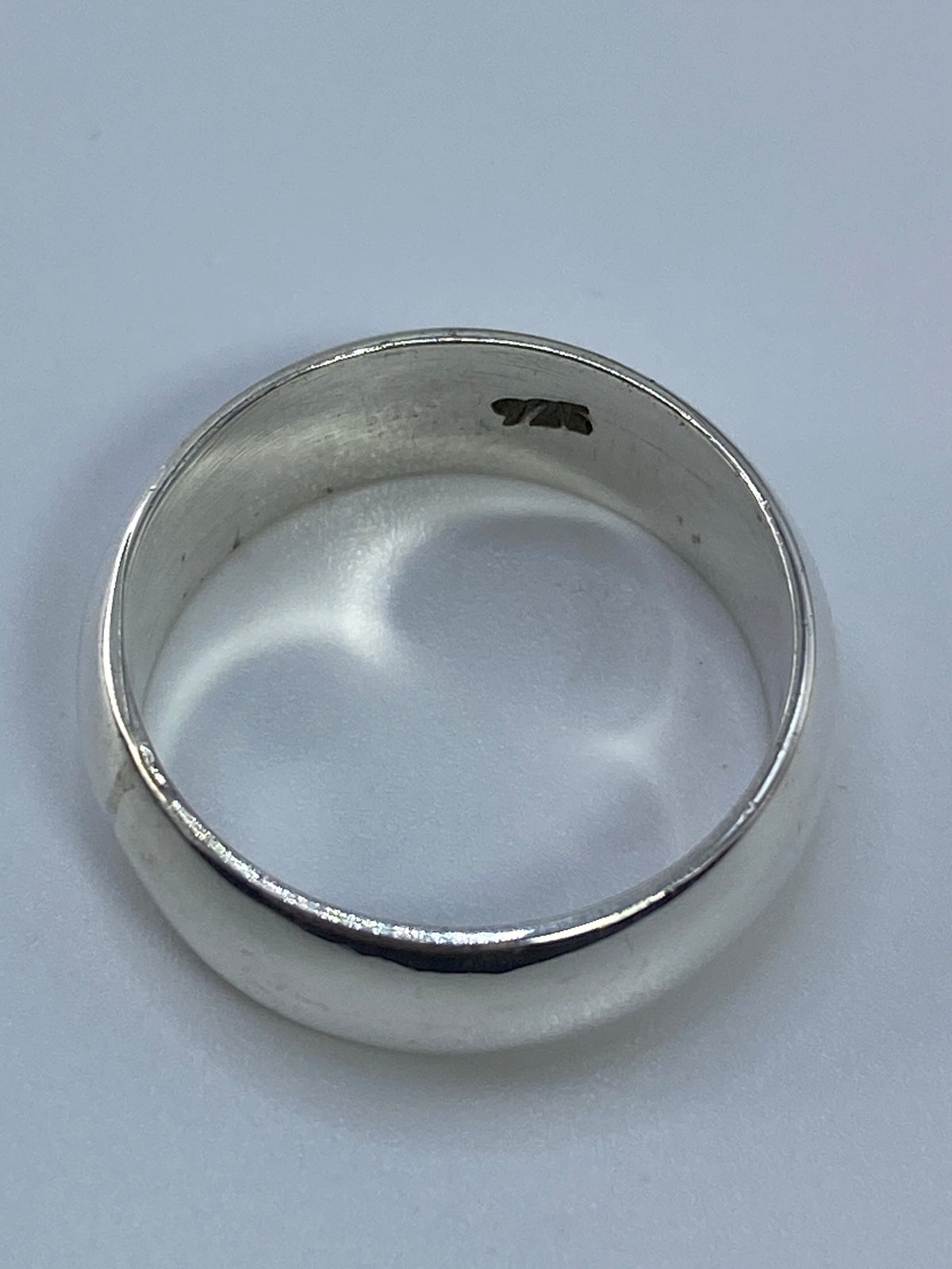 Anillo de plata puesto en el dedo, mostrando comodidad y brillo diario