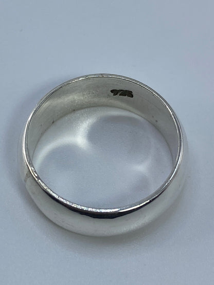 Anillo de plata puesto en el dedo, mostrando comodidad y brillo diario